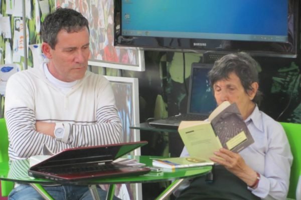 Aurita-en-la-fiesta-del-libro-en-el-stand-de-Maestros-Gestores