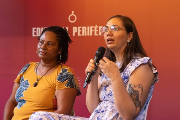 Kimberly Valencia compartiendo experiencias sobre defensa del agua y cuidado comunitario.