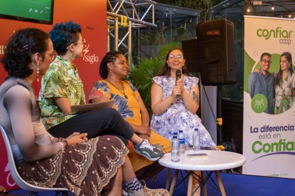 Mujeres participantes conversan sobre el cuidado, la memoria y la resistencia colectiva en el marco de la 19ª Fiesta del Libro y la Cultura de Medellín.