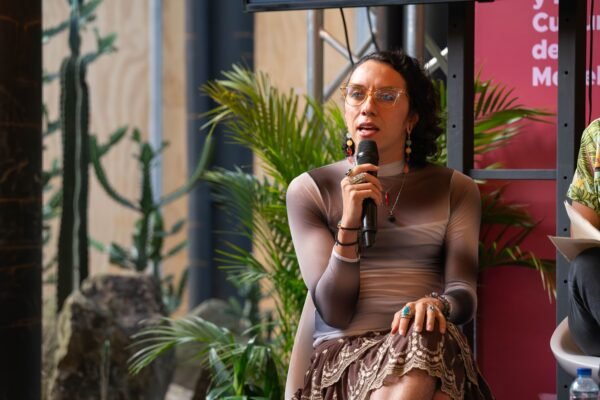 Várvara Pol hablando sobre transfeminismos, artes y cuidado en la Fiesta del Libro.